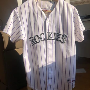 Baseboll tröja storlek XS/S - Snygg baseboll tröja, fläckar på insidan kragen (se bild) som inte syns när den är på. 