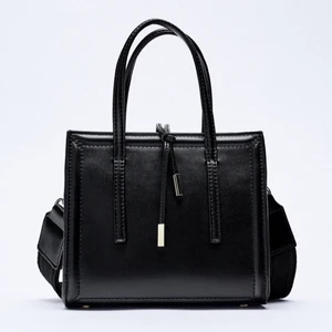 Zara väska  - Säljer min favorit väska från zara, jätte populär och svår att få tag i. Otroligt bra skick och inga defekter 