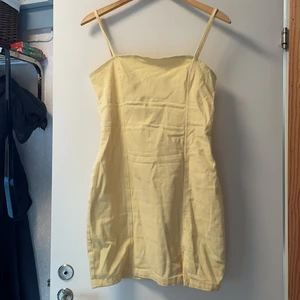 Klänning från H&M - Söt klänning från H&M i jättebra skick, endast använd 1 gång!