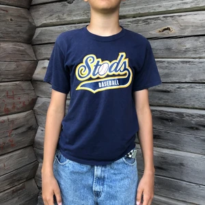 Stods baseball tröja - Har inga fläckar eller hål men har lite sprickor i trycket men dem syns knappt om man inte kollar jätte noga