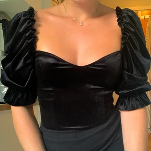 Topp/body - En svart topp/body från Nelly i velour som är helt oanvänd. Storlek S och i nyskick! Köparen står för frakt