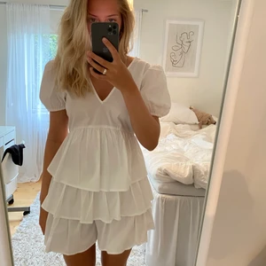 Vit poplinklänning från zara - Säljer denna skitfina klänningen från zara som är helt oanvänd med prislapp kvar. Klänningen är i storlek 38. Pris: 200 + frakt💛