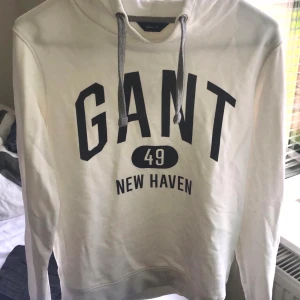 Hoodie - Vit hoodie med marinblå text. Knappt använt. Stl S.