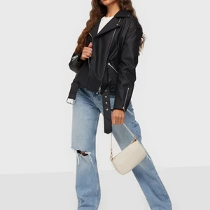 Skinnjacka oversized - Säljer denna oversized skinnjacka från missguided, köpt på Nelly. Endast använd fåtal gånger och därav i bra skick. Köptes för 500 kr. Möts upp i Stockholm annars står köpare för fraktkostnaden💓