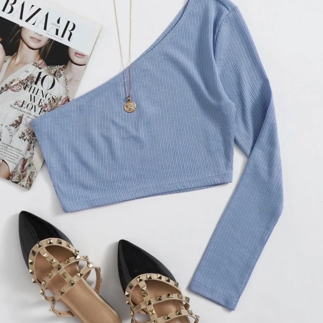 Ljusblå one shoulder topp  - 90