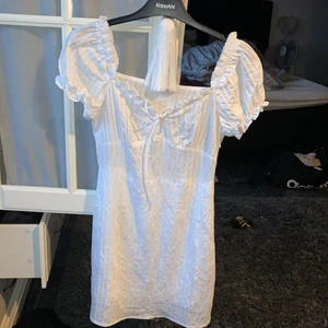 Klänning - Super snygg vit klänning som tyvärr är för liten för mig så det är jätte tråkigt men orkar inte skicka tillbaka den