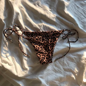 Bikiniunderdel Meloonpro - Bikiniunderdel köpt från meloonpro🌸 Säljer underdelen då den var för liten när jag köpte den. Köpt 6mån sen men aldrig använd. Överdelen kan jag sälja till för bra pris! Över- och underdelen köptes för 699kr tillsammans. Pris kan diskuteras. Tillkommer en sammetspåse vid köpet💕