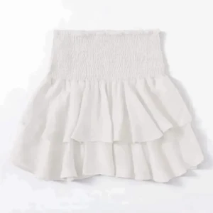 Vit volangkjol - Säljer nu denna vita volangkjol då den är lite för stor för mig. Storlek M men passar även S och möjligtvis L då den är väldigt stretchig 💗 Buda från 100kr i kommentarerna! Köp direkt för 200 + frakt!