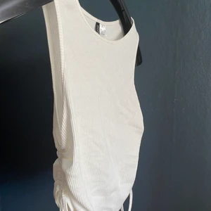 Linne - Ribbat linne med knytdetalj vid midjan.