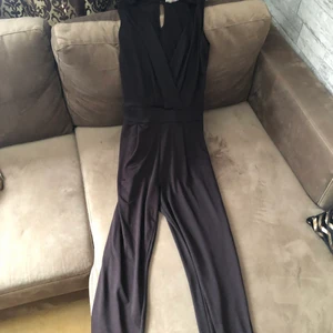 Svart jumpsuit  - Använd 2 gånger, väldigt snygg på, i storlek S 