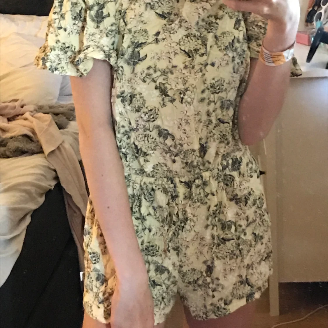 Gul, storlek 146-152 men den är som en xs