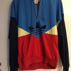 Adidas originals Hoodie - En äkta vintage wc-t-hoodie från 1970-talet. Inga hål, missfärgningar, lösa trådar eller dylikt. Använd men i mycket gott skick. Unisex- modell. Se strl på bild ovan! 