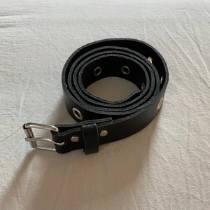 Skärp med nitar  - Snyggt skärp av 100% äkta läder. Köpt på Ullared. Användt ca 2 gånger. Köpare står för frakt, tar Swish.