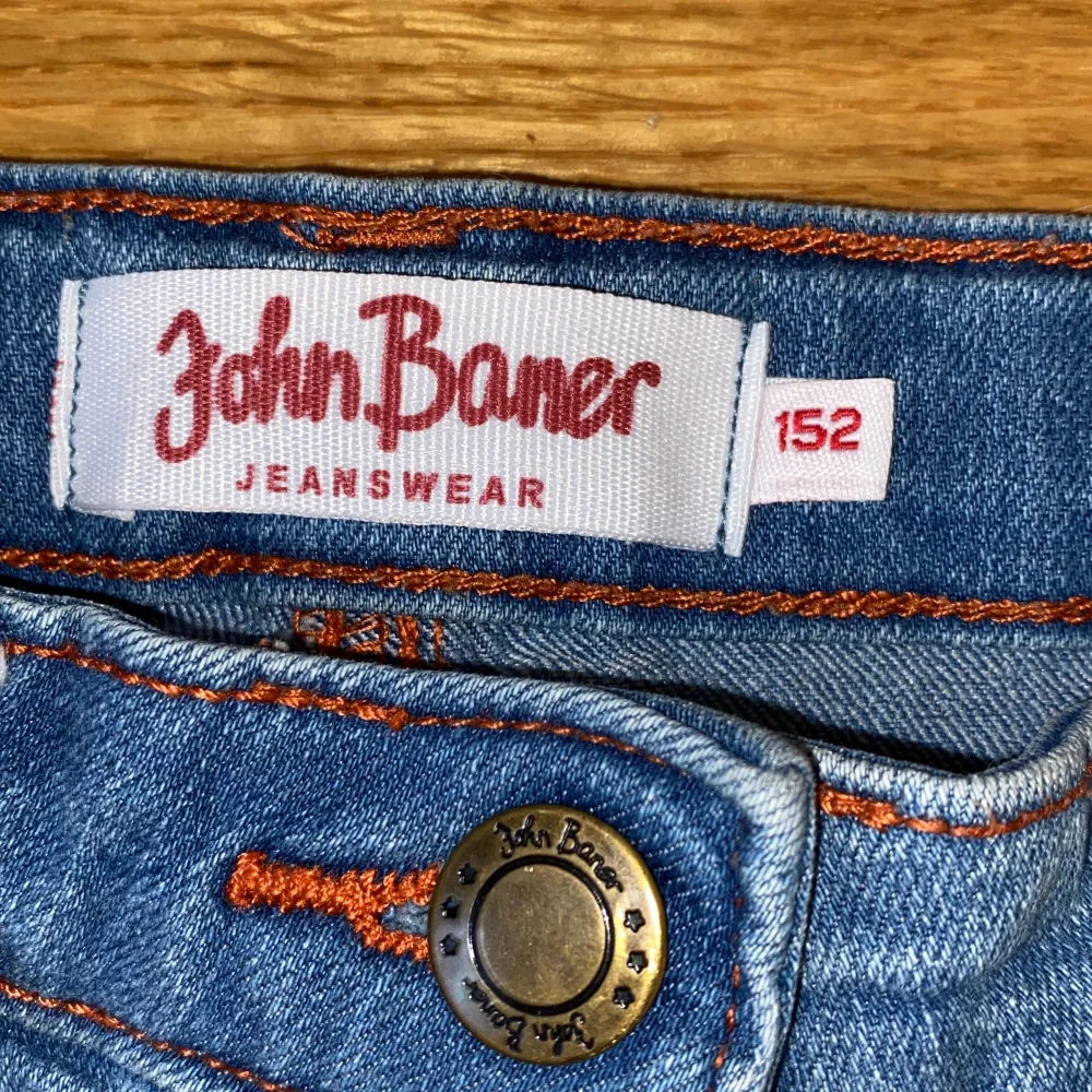 Ett jättefint par av John boner jeanswear. Sitter tajt upp mot lår och rumpa och är utsvängda neråt smalben. . Jeans & Byxor.