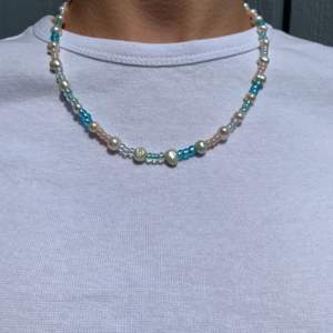 Fint pastelligt hemmagjort halsband gjort av glaspärlor och sötvattenpärlor. Köparen står för frakten!🌺