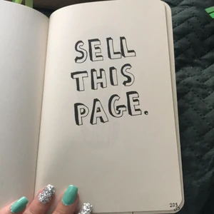 Wreck this journal sida😆 - Det finns inte nån som skulle vilja köpa en sida i min wreck this jounal bok?😂 för de som inte vet vad det är så är det en bok som du ska förstöra och en av grejerna jag ska göra är att sälja denna sida hah. Finns det nån som skulle kunna köpa den?😅