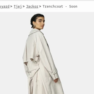 Trenchcoat-Soon - Säljer kappan på bilden. Aldrig använd. Nypris: 1199kr.