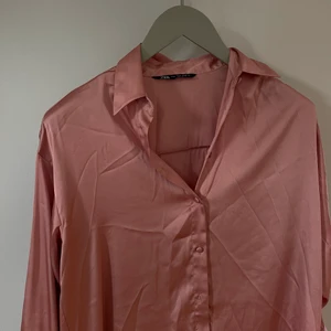 Oversized skjorta från Zara - Oversized skjorta från Zara i storlek XS men passar större storlekar beroende på hur man vill att den ska sitta! Endast använd en gång 💞
