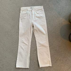Ylva flare jeans från Gina tricot. Använd Max 2 gånger. Storlek 36. Som nya. Frakt 66kr. Väldigt fint skick. 
