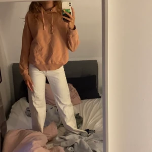 Hoodie - Säljer denna snygga hoodien, då den tyvärr inte kommer till användning💕 storlek M men skulle säga att de passar S också✨ 120+frakt💕 kolla även in de andra kläderna jag säljer💕