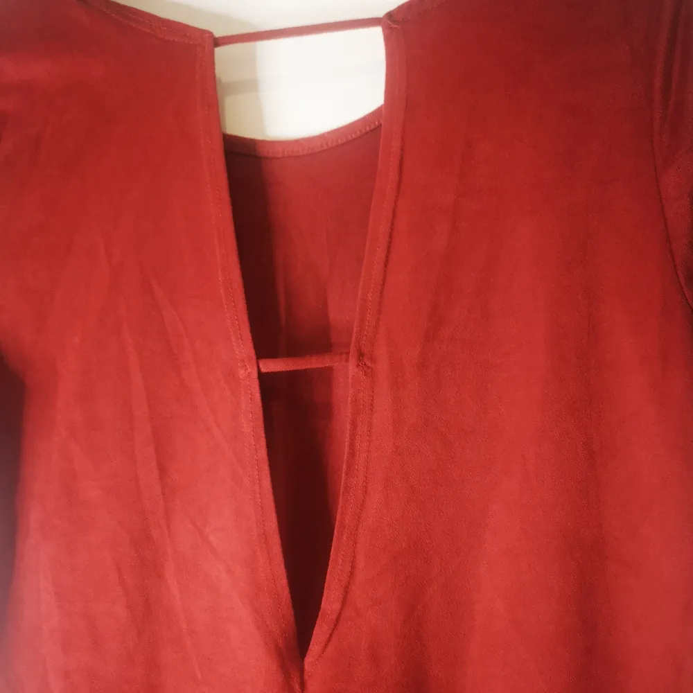 Sammet blus som också kan användas som kort klänning i färgen orange. Öppning i ryggen . Blusar.