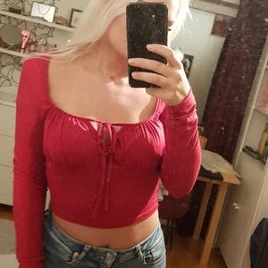 Röd topp - Superfin röd topp från Shein i storlek M. Aldrig använd, säljer då den tyvärr inte kommit till användning 