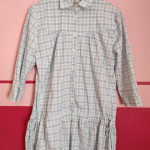 Kort klänning - Söt blå/vit klänning med blommönster i sömmarna. Sparsamt använd. Står som XL men skulle säga en mindre L.  Hund finns i hemmet