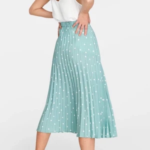 Ljusblå plisserad, prickig kjol från Stradivarius - Jättegullig, midi kjol från Stradivarius i ljusblå/mint/turkos färg med knappar fram🦋 Perfekt nu i sommar🥳 Använd ett fåtal gånger, slutsåld på hemsidan. Resår i midjan så flexibel i storleken. Relativt lång även på mig som är 1,74, därav strl XS (är vanligen S/M) Hör av er för fler bilder/frågor😇 