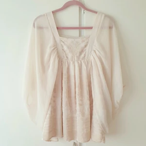 Drömmig topp - Krämvit bohemisk topp med fina detaljer och fjärilärmar🌷 Toppen är I strl 38 men passar även 36 i fint skick!🤗 Fairycore🧚🏻‍♀️🌸Garderob rensning! Pris: 120kr+frakt