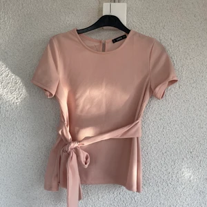 Topp - En sparsamt använd top från shein med knytning i midjan, stl xs