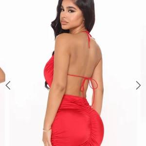 Fashionova klänning  - Super snygg klänning från fashionova som endast är använd en kväll. Man justerar bandet runt nacke och rygg och kan välja själv om man vill ha öppning vid magen eller inte 👌💕 xs i storlek men stretchig så passar mig med s