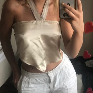 topp - en så fin beige silketstopp med knytning där bak ucj uppe så den är alltså reglerbar!