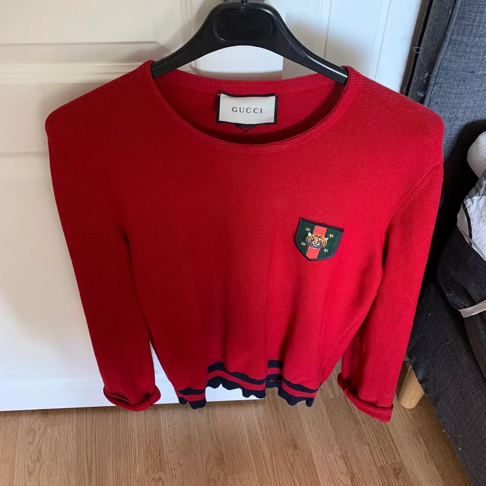 Säljer min Gucci sweater då jag aldrig använder den, storlek L men passar mig som brukar ha M (är 177cm, 80kg). Köpte den förra året nångång i Juli, användes dagen efter och en gång i julas. Nypris: 890€, säljer för 5,500:-, pris kan diskuteras :). Tröjor & Koftor.