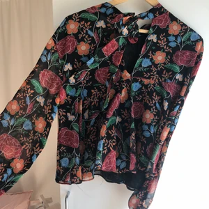 Zara trf blommig blus ballongärm stl. S  - Använd en gång. Lite ballongärm, knytning i ryggen (jag använde det bak och fram för att få lite urringning). Så fin! 