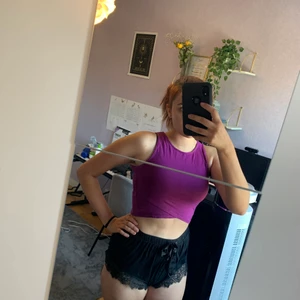 Lila magtröja från Milano  - En lila magtröja köpt i milano från klädmärket Basics🌸💐. Det står L men jag skulle säga att det är mer M ☀️ det är ett ganska stretching material så en mindre L skulle möjligtvis kunna ha den. Köparen står för frakten💕