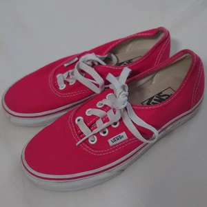 Röda Vans - Klassiska röda VANS i jättefint skick, storleken motsvarar 36,5🍀