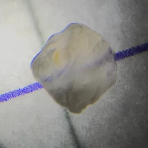 Granater. Röda och rosa  - Första stenen är en genomskinlig kvarts med den röda och dem rosa är granater hittade i Sverige.              Sten nr 1: storlek: 5mm x 5mm. Pris: 40kr.               Sten nr 2: röd granat 5mm x 3mm. Pris: 50kr.          Sten nr 3: rosa granater 1mm 26 stycken. Pris: 50kr