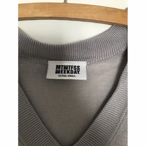 Cool Weekday klänning - En silvrig klänning från Weekday i häftigt material. Jätteskön klänning i storlek XS, men passar S och M också. 