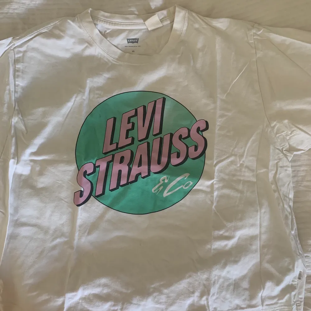 T-shirt från Levis med ”boxig” passform. . T-shirts.