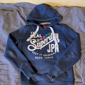 Superdry hoodie storlek S. Några år gammal men inte mycket använd. Sitter relativt tight och trycket är lite slitet. Frakt ingår.