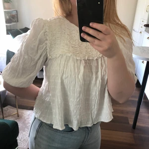 Vit Blus - Söt blus från Zara i mycket fint skick. Säljer då jag har många liknande plagg. Kan mötas i Uppsala eller skicka (frakt 62kr + 15kr kostnadstillägg om SafePay önskas). Se min profil för fler fina plagg.