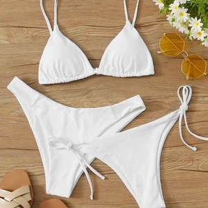 Vit bikini från SHEIN - Endast testad (hygienplasten kvar). Säljer ej enskilda delar. Säljer eftersom att jag köpte fel storlek, levereras i förpackningen den kom men kan inte garantera att det är exakt rätt då alla påsar blandades när jag öppnade paketet😅 köparen står för frakt 😙