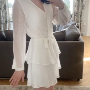 Lucy frill dress Gina Tricot - Säljer nu min fina skolavslutningsklänning som jag endast använt en gång. Finns ett spänne vid brösten som tyvärr gått sönder men ingen man tänker på. Strl 36 men passar säkert 34 också. Köpt för 499kr och säljer för 350kr💕