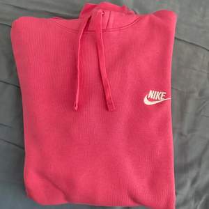 Säljer denna rosa Nike hoodie i storlek M. Använd ett fåtal gånger, nypris 549kr men jag säljer den för 375kr med frakten inkluderat i priset! Skriv för fler bilder eller vid frågor😇