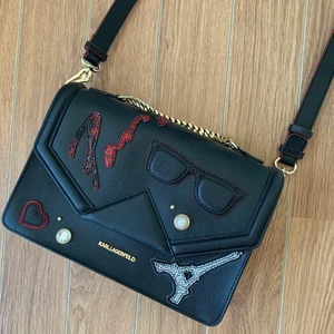 Karl Lagerfeld Väska - Väska från Karl Lagerfelds pariskollektion. I superfint skick, aldrig använd, väldigt unik