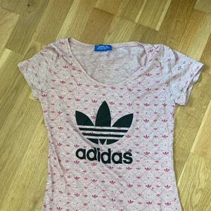 Adidas tröja - Rosa tröja från adidas med urringning. Ser ingen storlek med pssar mig som har S, passar säkert även M.
