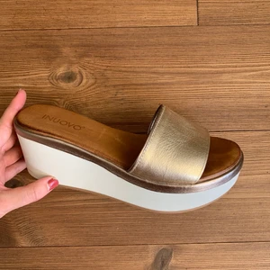 Oanvända kilklackar  - Köpta från en lokal butik i Italien, jättehärliga och svala ❤️ färgen är mestadels gulligt men skiftar lite mellan rose, guld och silver. Strlk 37