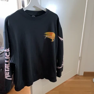 Rockig sweatshirt  - Sweatshirt från Pullandbear med coola tryck på ärmarna samt bröstet 🖤