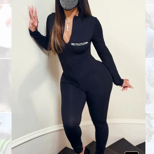PrettyLittleThing - Säljer denna skitsnygga dress som ej kommer till användning. Använd en gång och är i nyskick. Kan skicka bilder om man är intresserad. 
