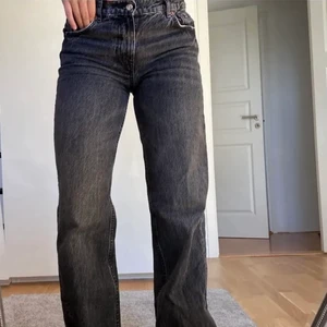Mid Rise Wide leg jeans - Publicerar på nytt då det ännu en gång varit oseriösa köpare! Dessa jeansen är knappt använda och är klippta efter min längd på 168cm. KÖPT ÄR KÖPT! Köparen står för frakt